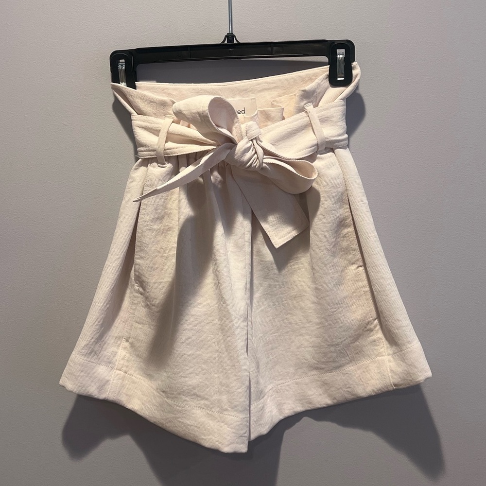 Aritzia - Pleated Shorts in Cream